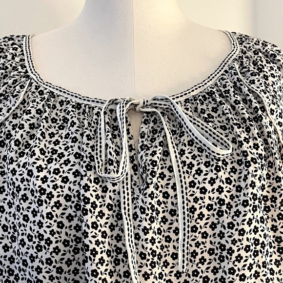 EUC Max Studio Women's Top Black and White Tie Neck Flutter Sleeve | Size 1X - Picture 3 of 8